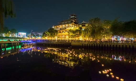 會安放水燈 Floating Lantern